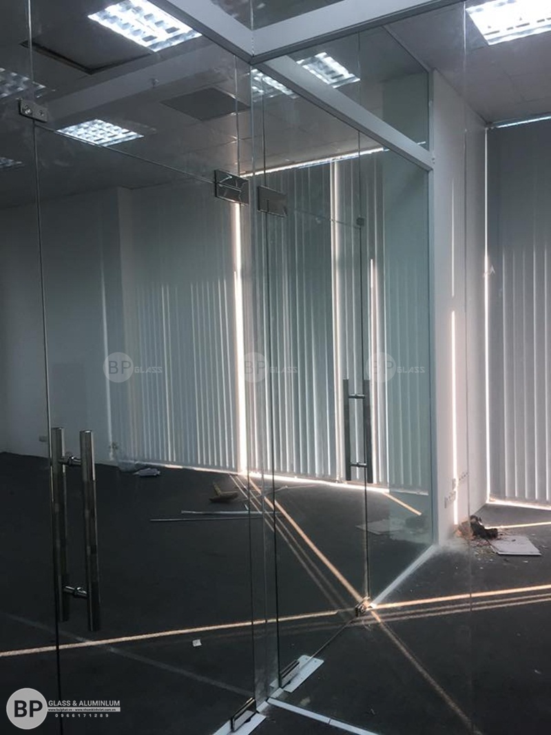 Thi công vách ngăn kính văn phòng tại Trung Yên Plazza